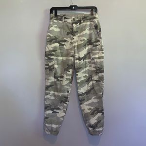 Women’s American Eagle Camo pants Size 6